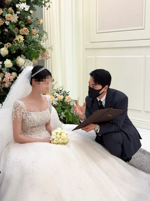 예식 자료를 펼쳐 신부님께 안내하는 김민울 사회자