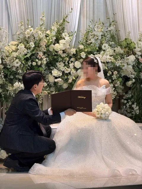 신부님과 대화를 나누는 김민울 사회자