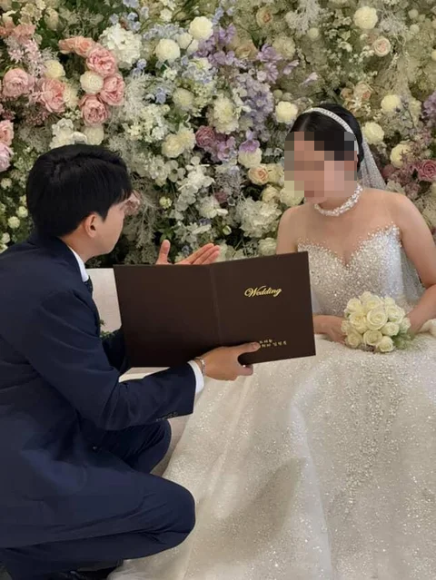 신부대기실에서 신부님과 이야기하는 김민울 사회자