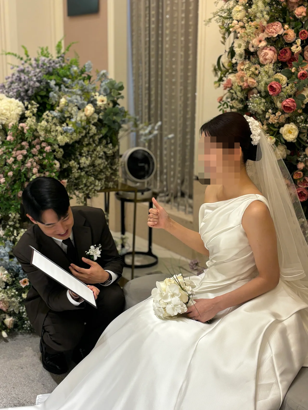 신부님과 함께 웃는 김민울 사회자