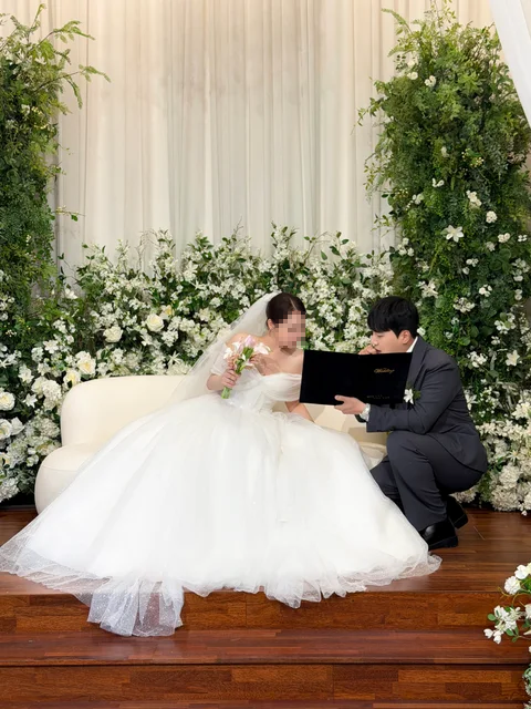 신부님과 나란히 자료를 확인하는 김민울 사회자