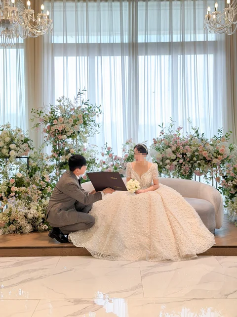 밝은 신부대기실에서 예식을 안내하는 김민울 사회자