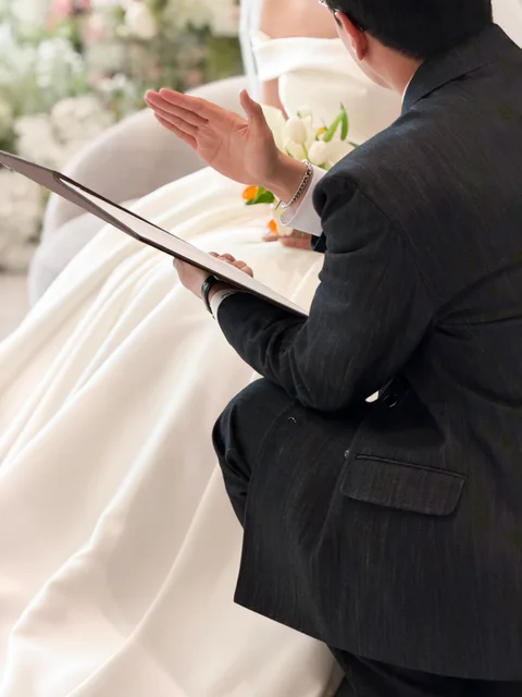 예식 자료를 들고 설명하는 김민울 사회자의 손짓