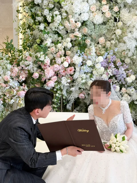 신부님과 눈을 맞추며 예식을 안내하는 김민울 사회자